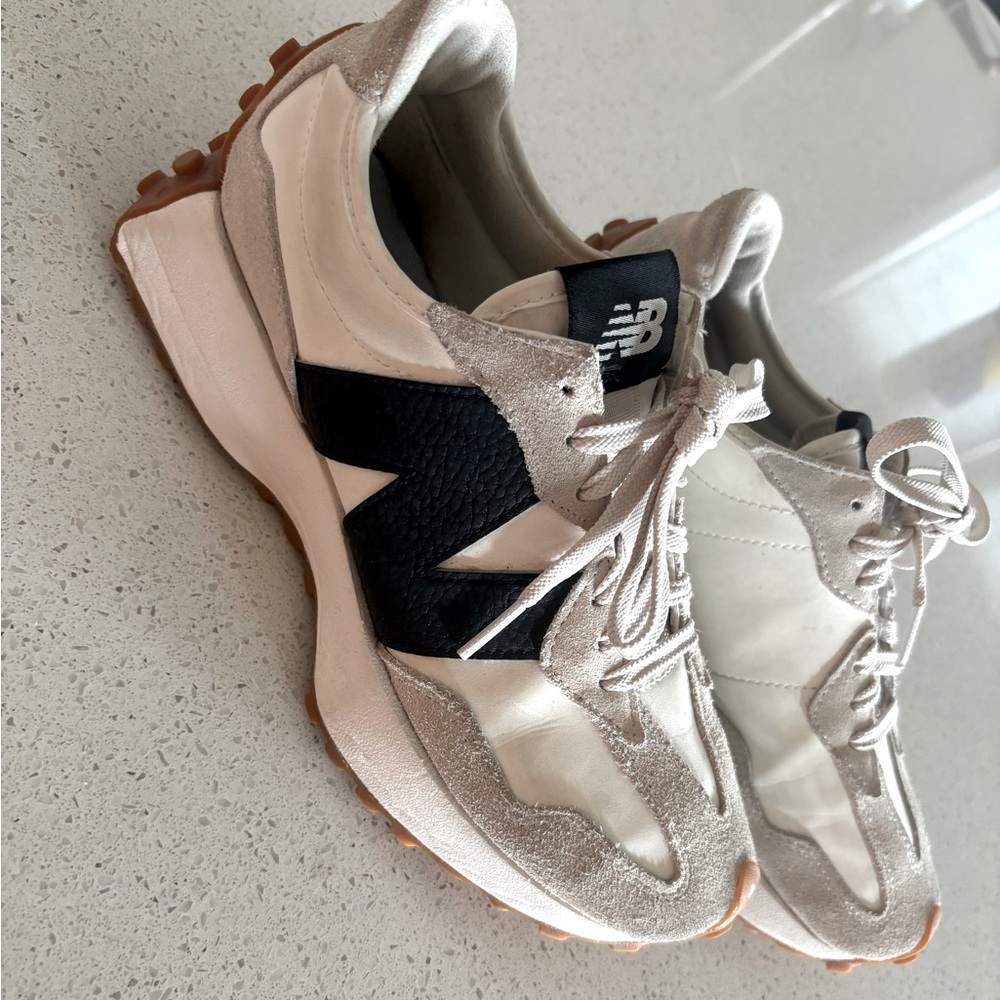 New Balance 327 Black/White/Gum Size 8
